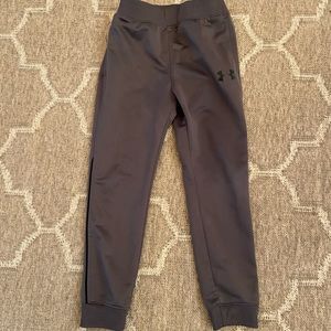 Under Armour boys Dri-fit pants, size 5 - dark gray